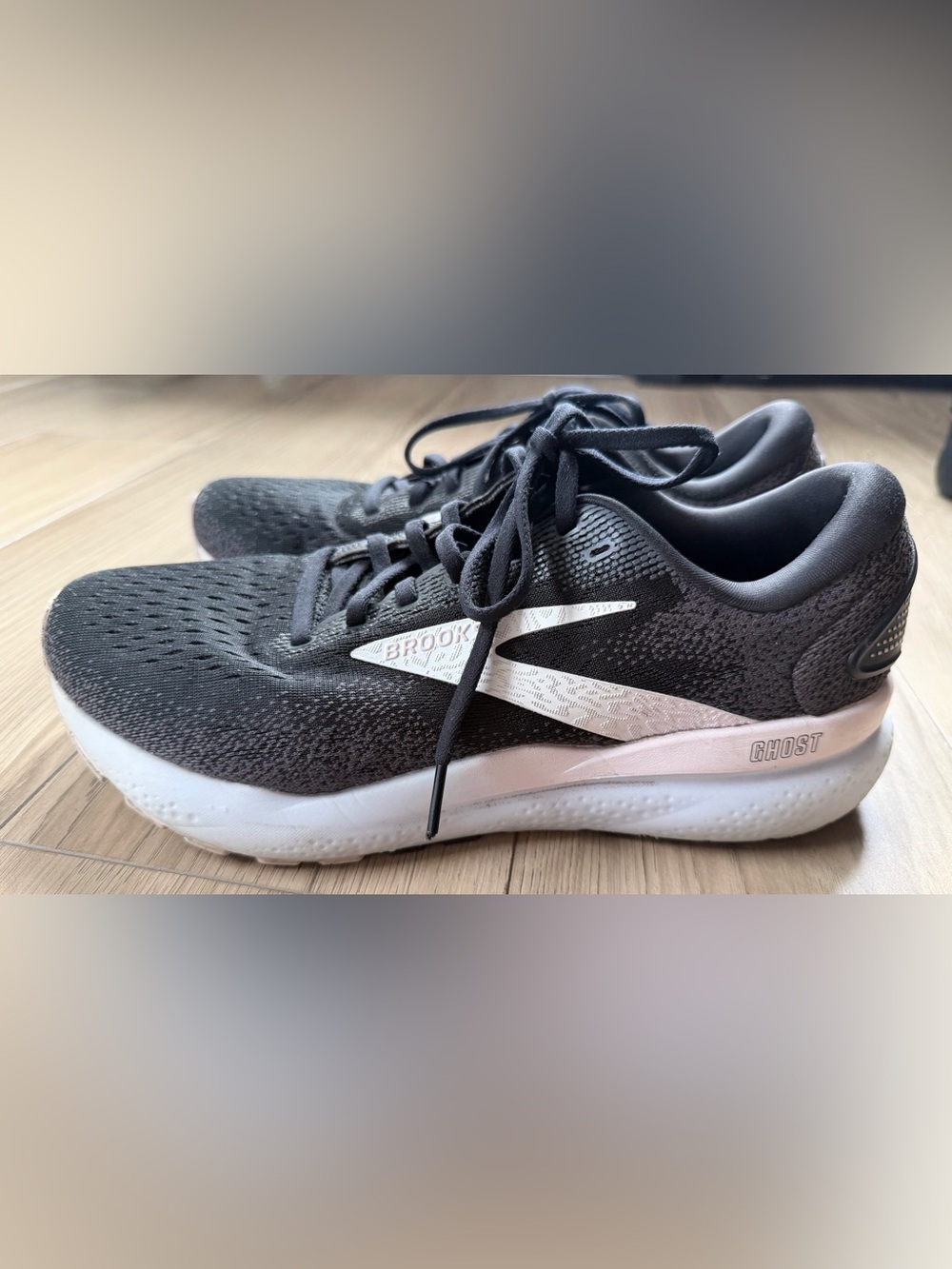 Brooks Ghost 16 Women's Running Shoe in Black/White/Orchid Ice Sz 10.5